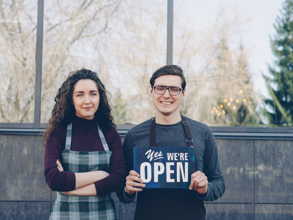 Deux dirigeantes devant la vitrine de leur commerce, prêtes à transmettre leur affaire