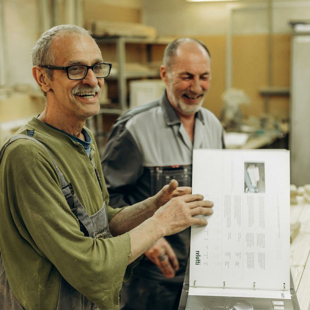 Deux artisans relisent un document dans leur atelier