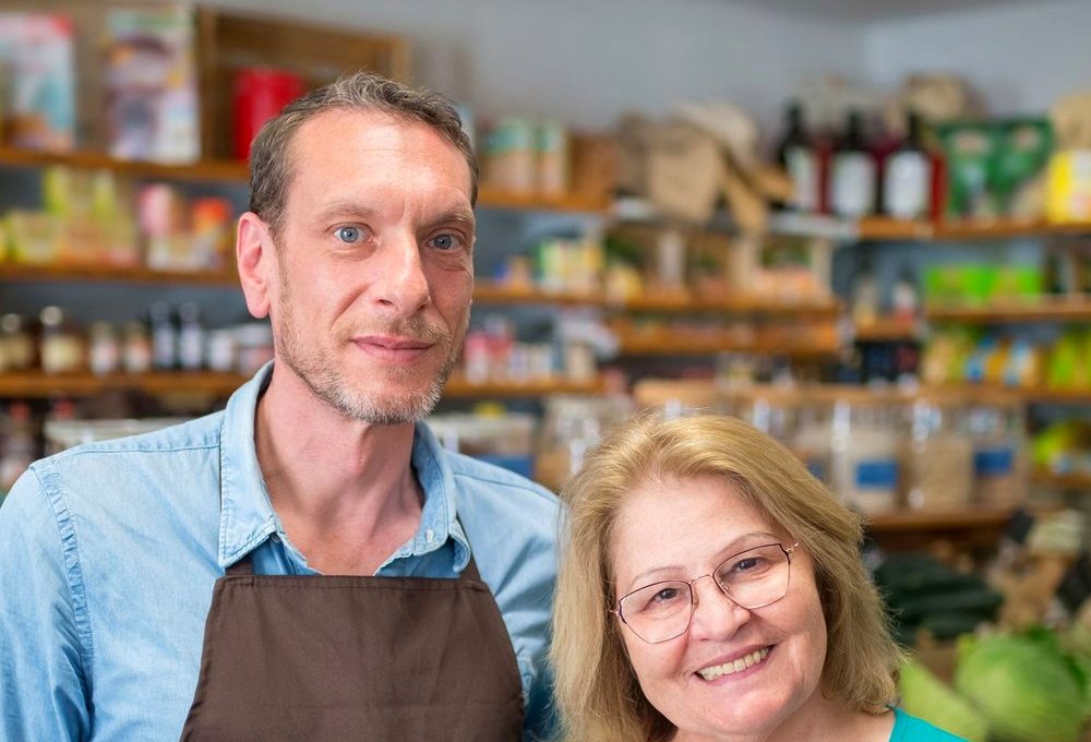 Deux commerçants dans leur épicerie