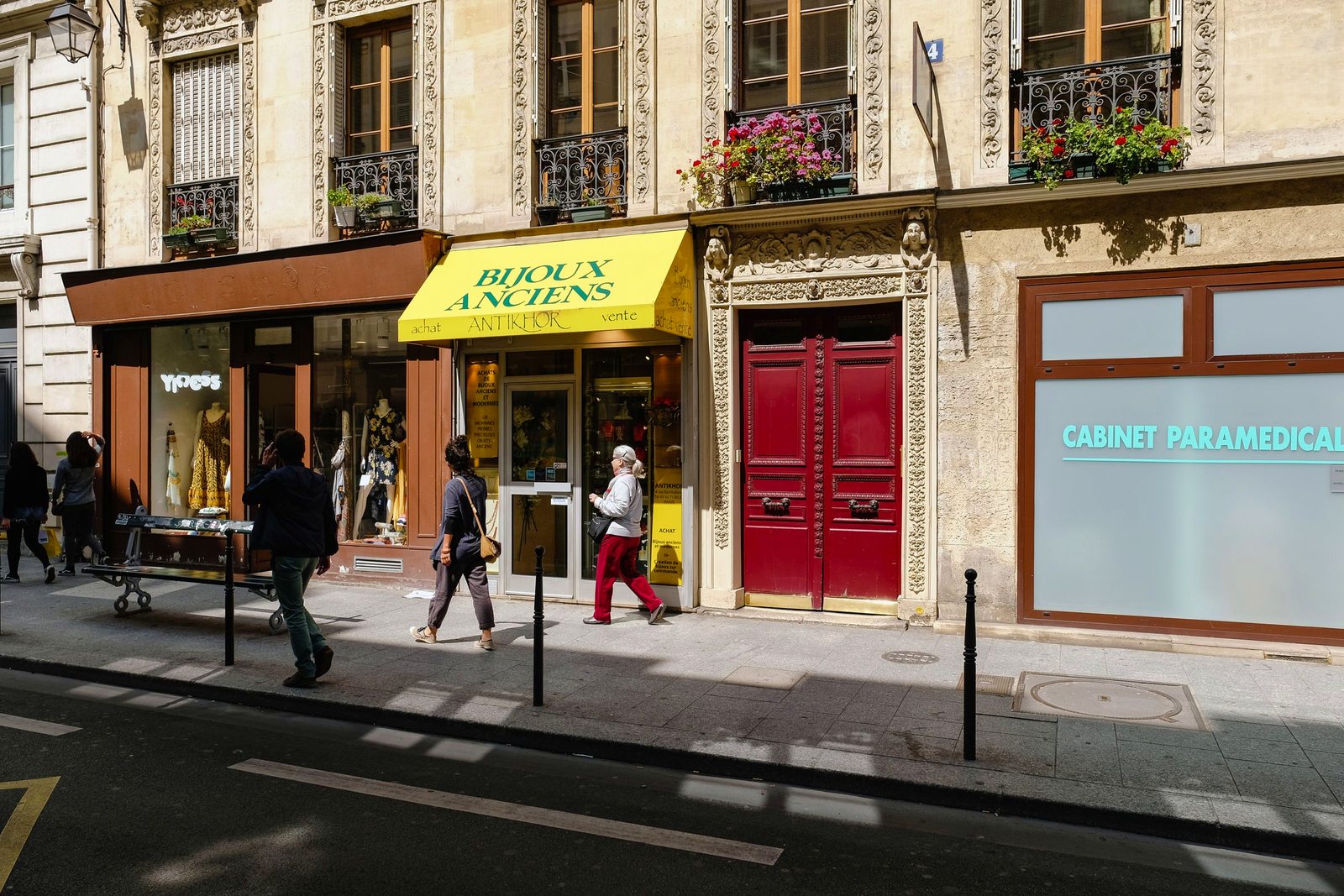 Une rue commerçante, boutiques en rez-de-chaussée