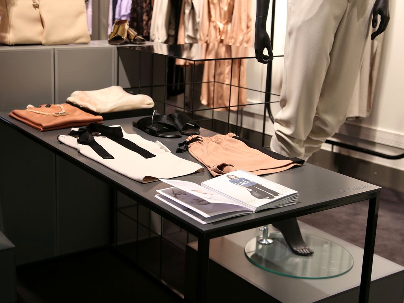 Des vêtements pliés sur une table dans une boutique de prêt-à-porter